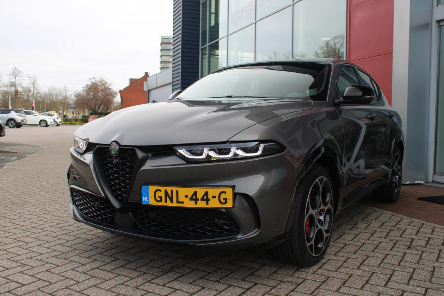 Alfa Romeo Tonale 1.5T Hybrid 160PK VELOCE | PREMIUM PACK: LEDEREN BEKLEDING/GEVENTILEERDE VOORSTOELEN/4-VOUDIG ELEKTRISCH VERSTELBARE LENDESTEUN VOORSTOELEN/HOOGGLANS ZWARTE RAAMOMLIJSTING/AMBIENT LIGHTING | TECHNOLOGY PACK: PARKEERWAARSCHUWING VOOR EN ACHTER/360° CAMERA/AUTOMATISCH INPARKEREN/ AUTONOMOUS DRIVING LEVEL 2: ADAPTIVE CRUISE CONTROL/LANE CENTERING ASSIST/TRAFFIC JAM ASSIST DODEHOEK DETECTIE AUTOMATISCH DIMMENDE BUITENSPIEGELS ELEKTRISCH BEDIENBARE ACHTERKLEP | WINTERPACK: STOELVERWARMING VOOR/STUURVERWARMING/VERWARMBARE RUITENSPROEIERS | 19" LICHTMETALEN VELGEN  | DRAADLOZ