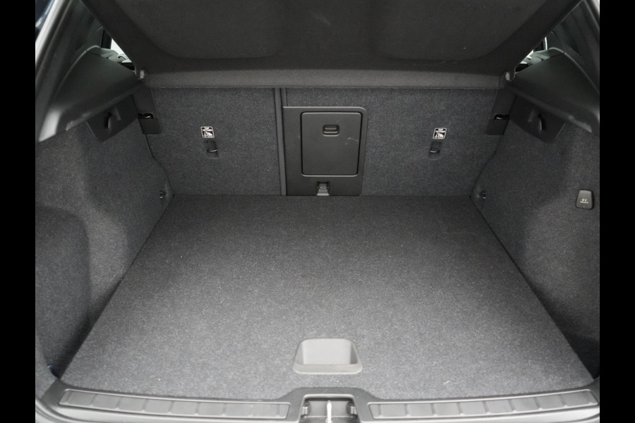 Volvo XC40 T4 Recharge Inscription PHEV 211pk Dealer O.H | Panodak | Camera | Keyless | 18"L.M | Apple Carplay | Stoel & Stuur verwarming | El. Achterklep | Plug In Hybrid |