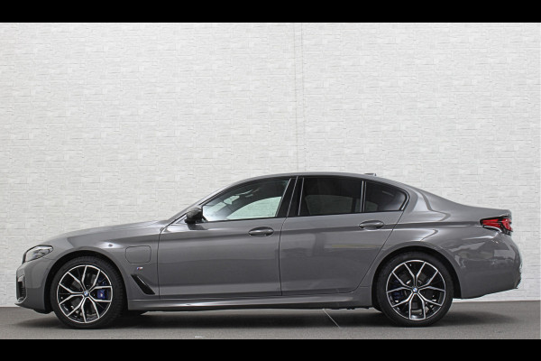 BMW 5 Serie 545e xDrive M-Sport | ACC | Head-Up | 19'' | Stuurverwarming | Sfeerverlichting | Carplay | Sportremmen | Getint Glas | Draadloos Laden | Sportstoelen | Live Cockpit Pro | LED |