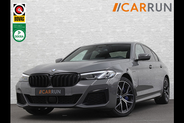 BMW 5 Serie 545e xDrive M-Sport | ACC | Head-Up | 19'' | Stuurverwarming | Sfeerverlichting | Carplay | Sportremmen | Getint Glas | Draadloos Laden | Sportstoelen | Live Cockpit Pro | LED |