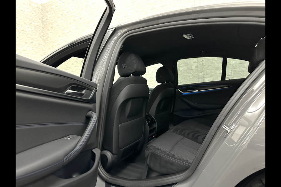 BMW 5 Serie 545e xDrive M-Sport | ACC | Head-Up | 19'' | Stuurverwarming | Sfeerverlichting | Carplay | Sportremmen | Getint Glas | Draadloos Laden | Sportstoelen | Live Cockpit Pro | LED |