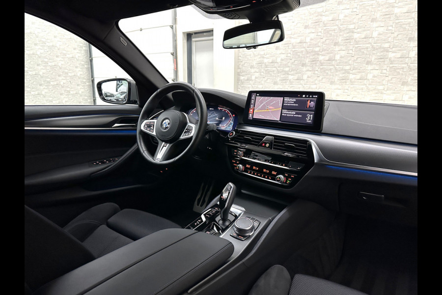 BMW 5 Serie 545e xDrive M-Sport | ACC | Head-Up | 19'' | Stuurverwarming | Sfeerverlichting | Carplay | Sportremmen | Getint Glas | Draadloos Laden | Sportstoelen | Live Cockpit Pro | LED |