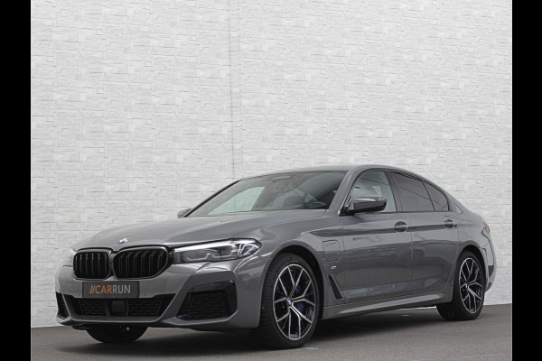 BMW 5 Serie 545e xDrive M-Sport | ACC | Head-Up | 19'' | Stuurverwarming | Sfeerverlichting | Carplay | Sportremmen | Getint Glas | Draadloos Laden | Sportstoelen | Live Cockpit Pro | LED |