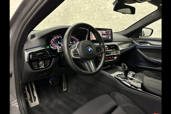 BMW 5 Serie 545e xDrive M-Sport | ACC | Head-Up | 19'' | Stuurverwarming | Sfeerverlichting | Carplay | Sportremmen | Getint Glas | Draadloos Laden | Sportstoelen | Live Cockpit Pro | LED |