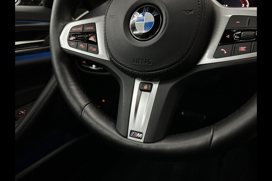 BMW 5 Serie 545e xDrive M-Sport | ACC | Head-Up | 19'' | Stuurverwarming | Sfeerverlichting | Carplay | Sportremmen | Getint Glas | Draadloos Laden | Sportstoelen | Live Cockpit Pro | LED |