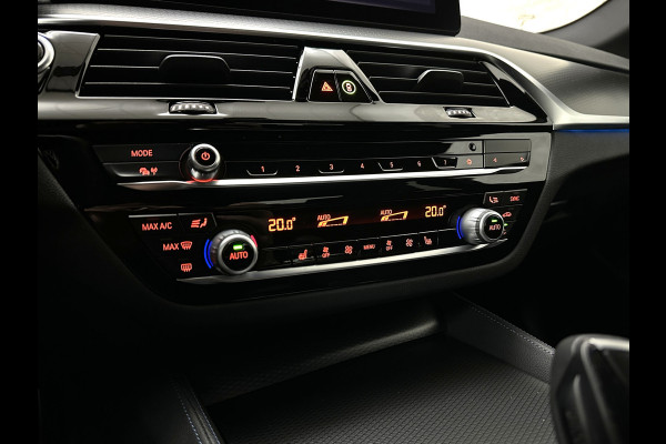 BMW 5 Serie 545e xDrive M-Sport | ACC | Head-Up | 19'' | Stuurverwarming | Sfeerverlichting | Carplay | Sportremmen | Getint Glas | Draadloos Laden | Sportstoelen | Live Cockpit Pro | LED |
