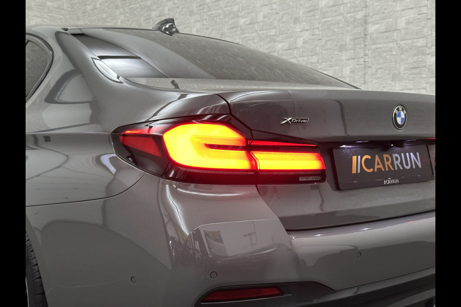 BMW 5 Serie 545e xDrive M-Sport | ACC | Head-Up | 19'' | Stuurverwarming | Sfeerverlichting | Carplay | Sportremmen | Getint Glas | Draadloos Laden | Sportstoelen | Live Cockpit Pro | LED |