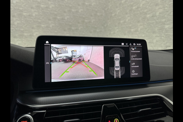 BMW 5 Serie 545e xDrive M-Sport | ACC | Head-Up | 19'' | Stuurverwarming | Sfeerverlichting | Carplay | Sportremmen | Getint Glas | Draadloos Laden | Sportstoelen | Live Cockpit Pro | LED |