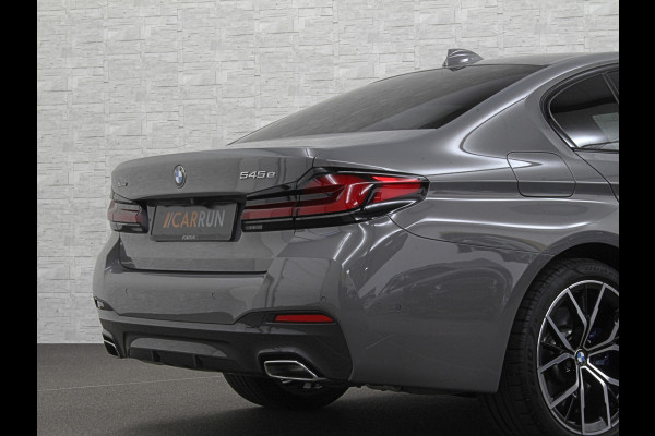 BMW 5 Serie 545e xDrive M-Sport | ACC | Head-Up | 19'' | Stuurverwarming | Sfeerverlichting | Carplay | Sportremmen | Getint Glas | Draadloos Laden | Sportstoelen | Live Cockpit Pro | LED |