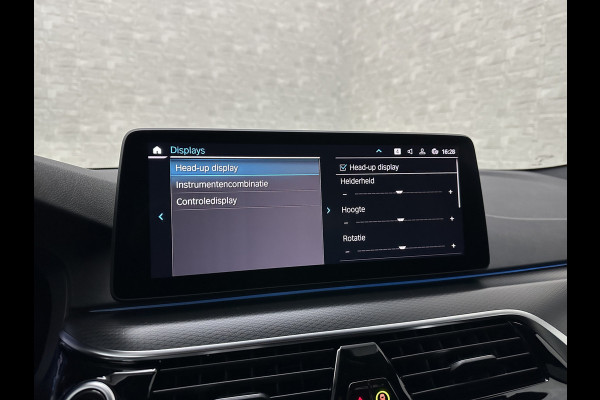 BMW 5 Serie 545e xDrive M-Sport | ACC | Head-Up | 19'' | Stuurverwarming | Sfeerverlichting | Carplay | Sportremmen | Getint Glas | Draadloos Laden | Sportstoelen | Live Cockpit Pro | LED |