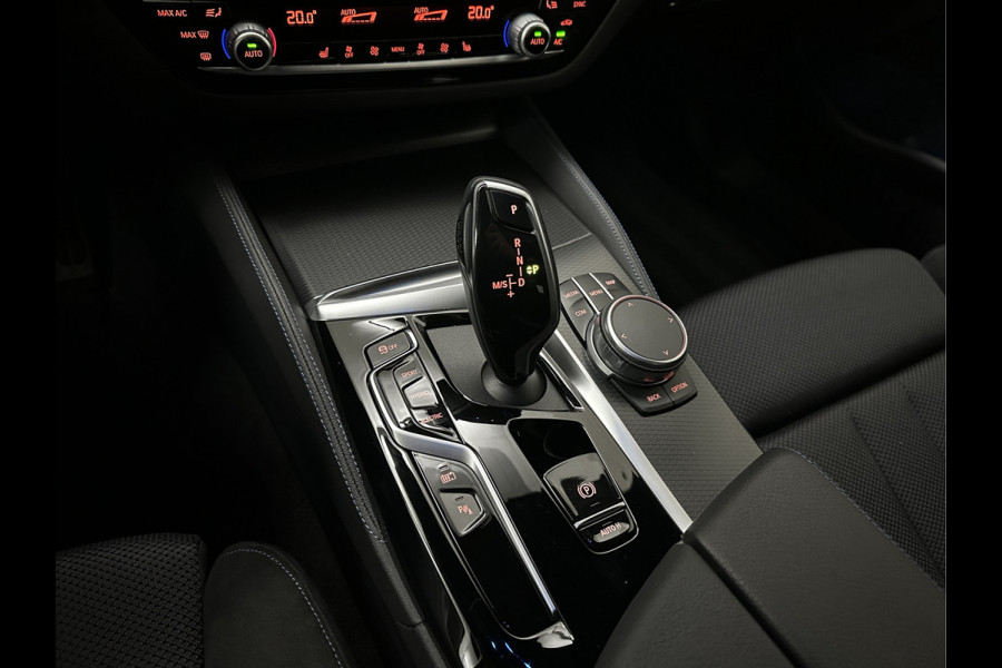 BMW 5 Serie 545e xDrive M-Sport | ACC | Head-Up | 19'' | Stuurverwarming | Sfeerverlichting | Carplay | Sportremmen | Getint Glas | Draadloos Laden | Sportstoelen | Live Cockpit Pro | LED |