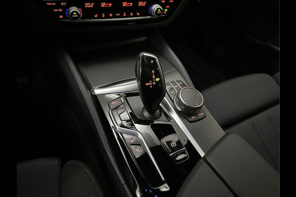 BMW 5 Serie 545e xDrive M-Sport | ACC | Head-Up | 19'' | Stuurverwarming | Sfeerverlichting | Carplay | Sportremmen | Getint Glas | Draadloos Laden | Sportstoelen | Live Cockpit Pro | LED |