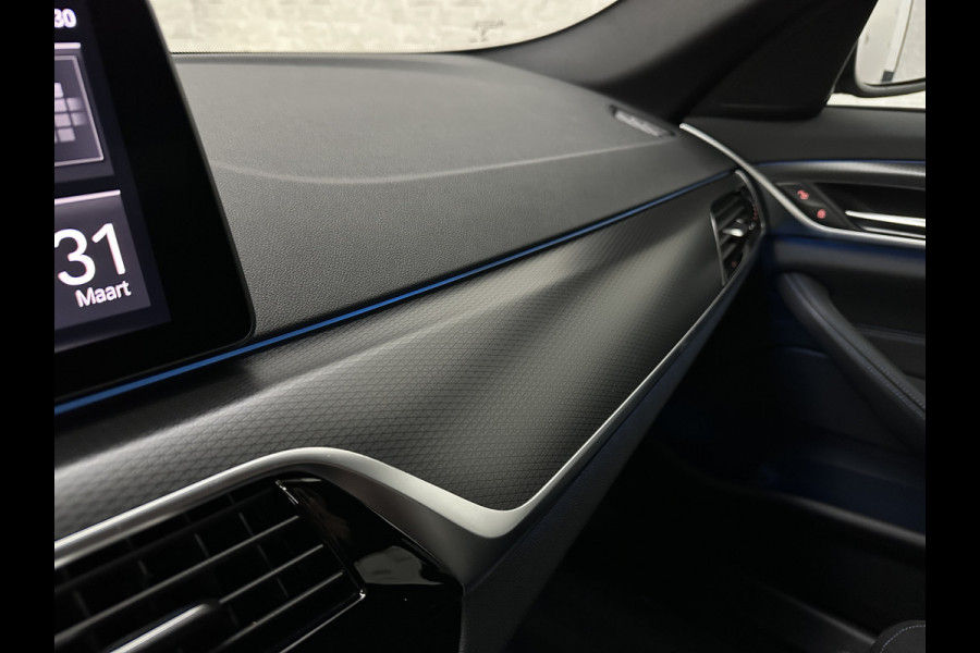 BMW 5 Serie 545e xDrive M-Sport | ACC | Head-Up | 19'' | Stuurverwarming | Sfeerverlichting | Carplay | Sportremmen | Getint Glas | Draadloos Laden | Sportstoelen | Live Cockpit Pro | LED |