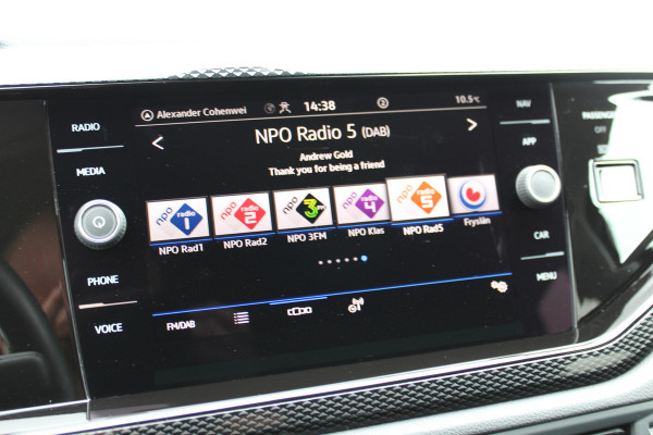 Volkswagen Taigo 1.0-96pk TSI Oranje Edition. Zeer nette en luxe hoogzitter, slechts 33.500km ! Airco, cruise cntrl adaptief, camera, pdc achter, trekhaak, LED verlichting, Apple Carplay/Android auto, bluetooth telefoonvoorb., digitaal dashboard etc.