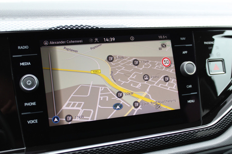 Volkswagen Taigo 1.0-96pk TSI Oranje Edition. Zeer nette en luxe hoogzitter, slechts 33.500km ! Airco, cruise cntrl adaptief, camera, pdc achter, trekhaak, LED verlichting, Apple Carplay/Android auto, bluetooth telefoonvoorb., digitaal dashboard etc.