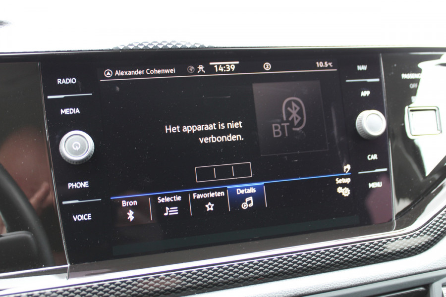 Volkswagen Taigo 1.0-96pk TSI Oranje Edition. Zeer nette en luxe hoogzitter, slechts 33.500km ! Airco, cruise cntrl adaptief, camera, pdc achter, trekhaak, LED verlichting, Apple Carplay/Android auto, bluetooth telefoonvoorb., digitaal dashboard etc.