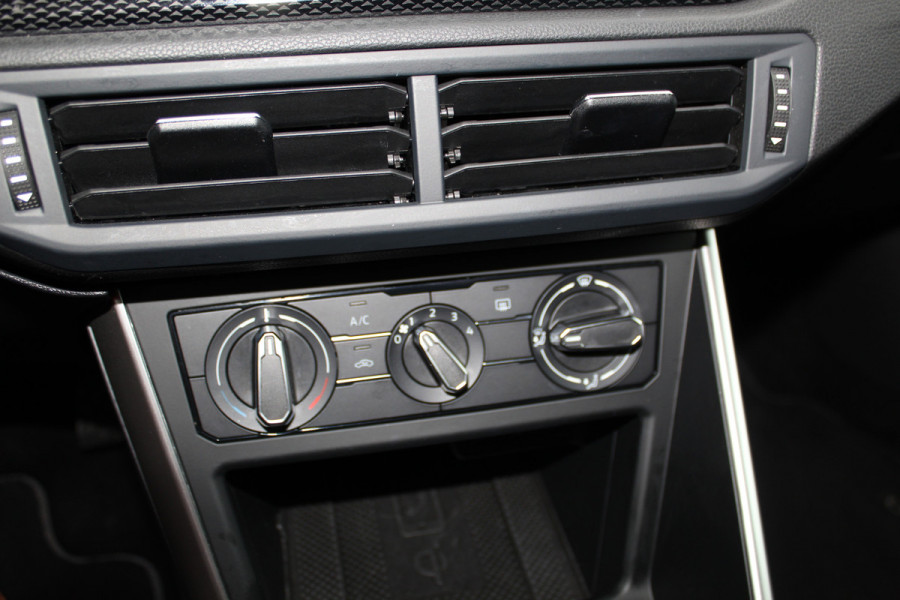 Volkswagen Taigo 1.0-96pk TSI Oranje Edition. Zeer nette en luxe hoogzitter, slechts 33.500km ! Airco, cruise cntrl adaptief, camera, pdc achter, trekhaak, LED verlichting, Apple Carplay/Android auto, bluetooth telefoonvoorb., digitaal dashboard etc.