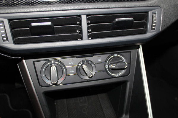 Volkswagen Taigo 1.0-96pk TSI Oranje Edition. Zeer nette en luxe hoogzitter, slechts 33.500km ! Airco, cruise cntrl adaptief, camera, pdc achter, trekhaak, LED verlichting, Apple Carplay/Android auto, bluetooth telefoonvoorb., digitaal dashboard etc.