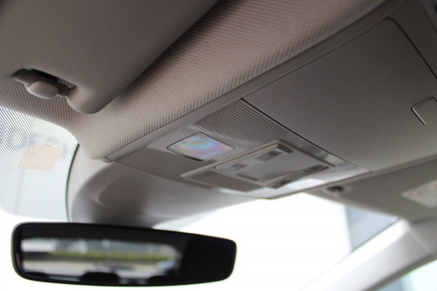 Volkswagen Taigo 1.0-96pk TSI Oranje Edition. Zeer nette en luxe hoogzitter, slechts 33.500km ! Airco, cruise cntrl adaptief, camera, pdc achter, trekhaak, LED verlichting, Apple Carplay/Android auto, bluetooth telefoonvoorb., digitaal dashboard etc.