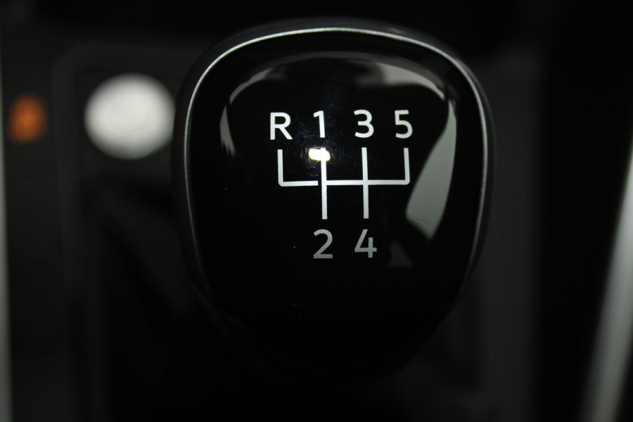 Volkswagen Taigo 1.0-96pk TSI Oranje Edition. Zeer nette en luxe hoogzitter, slechts 33.500km ! Airco, cruise cntrl adaptief, camera, pdc achter, trekhaak, LED verlichting, Apple Carplay/Android auto, bluetooth telefoonvoorb., digitaal dashboard etc.