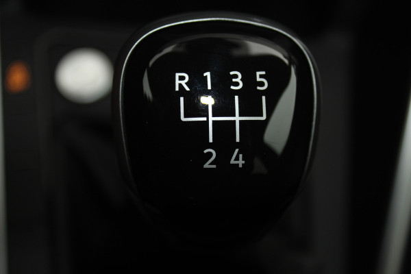 Volkswagen Taigo 1.0-96pk TSI Oranje Edition. Zeer nette en luxe hoogzitter, slechts 33.500km ! Airco, cruise cntrl adaptief, camera, pdc achter, trekhaak, LED verlichting, Apple Carplay/Android auto, bluetooth telefoonvoorb., digitaal dashboard etc.