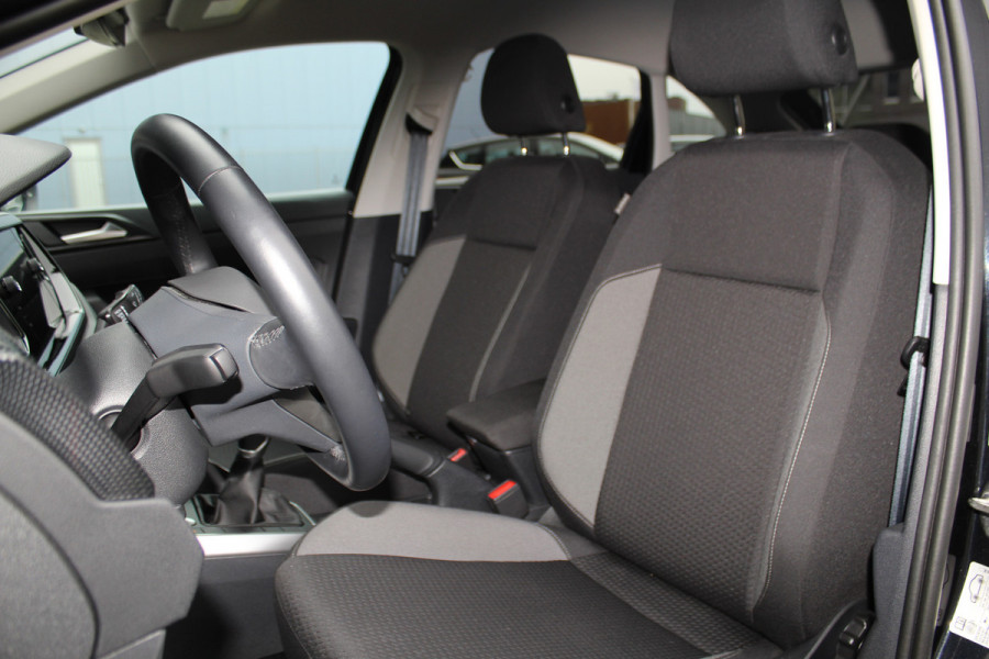 Volkswagen Taigo 1.0-96pk TSI Oranje Edition. Zeer nette en luxe hoogzitter, slechts 33.500km ! Airco, cruise cntrl adaptief, camera, pdc achter, trekhaak, LED verlichting, Apple Carplay/Android auto, bluetooth telefoonvoorb., digitaal dashboard etc.