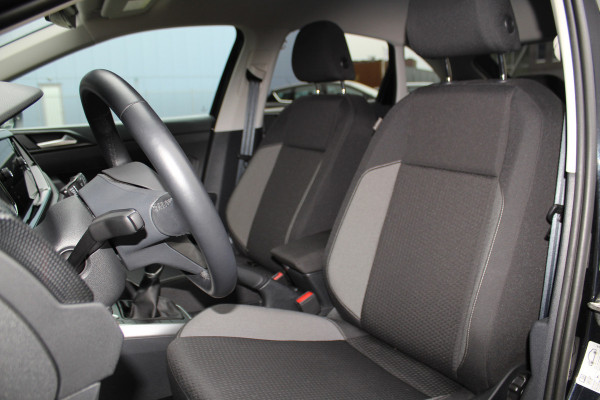 Volkswagen Taigo 1.0-96pk TSI Oranje Edition. Zeer nette en luxe hoogzitter, slechts 33.500km ! Airco, cruise cntrl adaptief, camera, pdc achter, trekhaak, LED verlichting, Apple Carplay/Android auto, bluetooth telefoonvoorb., digitaal dashboard etc.