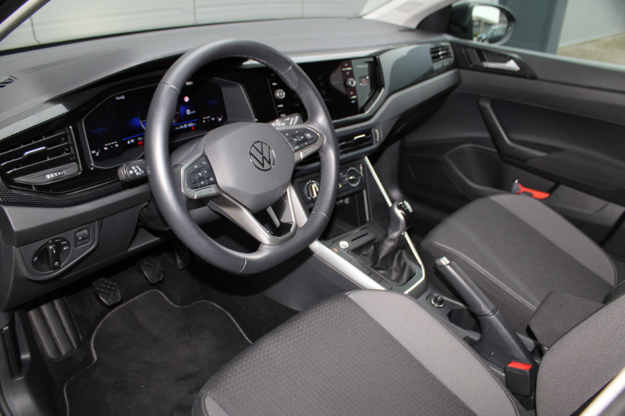 Volkswagen Taigo 1.0-96pk TSI Oranje Edition. Zeer nette en luxe hoogzitter, slechts 33.500km ! Airco, cruise cntrl adaptief, camera, pdc achter, trekhaak, LED verlichting, Apple Carplay/Android auto, bluetooth telefoonvoorb., digitaal dashboard etc.