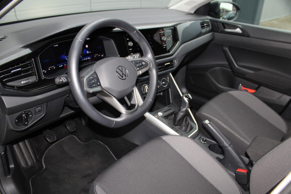 Volkswagen Taigo 1.0-96pk TSI Oranje Edition. Zeer nette en luxe hoogzitter, slechts 33.500km ! Airco, cruise cntrl adaptief, camera, pdc achter, trekhaak, LED verlichting, Apple Carplay/Android auto, bluetooth telefoonvoorb., digitaal dashboard etc.