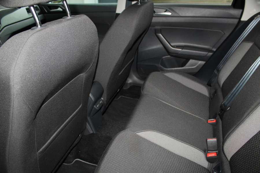 Volkswagen Taigo 1.0-96pk TSI Oranje Edition. Zeer nette en luxe hoogzitter, slechts 33.500km ! Airco, cruise cntrl adaptief, camera, pdc achter, trekhaak, LED verlichting, Apple Carplay/Android auto, bluetooth telefoonvoorb., digitaal dashboard etc.