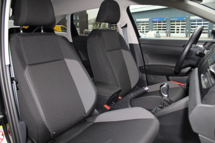 Volkswagen Taigo 1.0-96pk TSI Oranje Edition. Zeer nette en luxe hoogzitter, slechts 33.500km ! Airco, cruise cntrl adaptief, camera, pdc achter, trekhaak, LED verlichting, Apple Carplay/Android auto, bluetooth telefoonvoorb., digitaal dashboard etc.