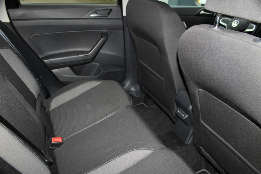 Volkswagen Taigo 1.0-96pk TSI Oranje Edition. Zeer nette en luxe hoogzitter, slechts 33.500km ! Airco, cruise cntrl adaptief, camera, pdc achter, trekhaak, LED verlichting, Apple Carplay/Android auto, bluetooth telefoonvoorb., digitaal dashboard etc.