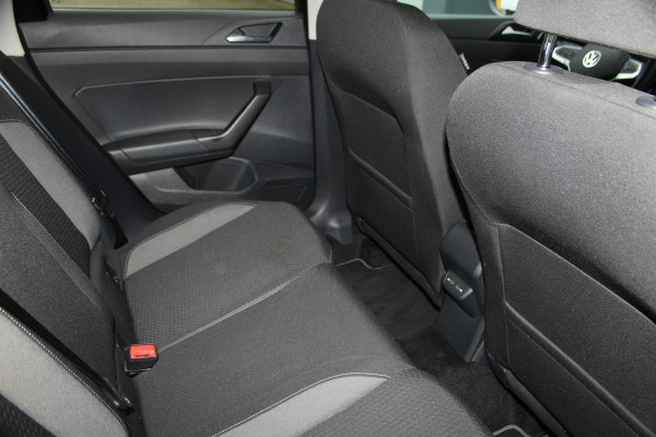 Volkswagen Taigo 1.0-96pk TSI Oranje Edition. Zeer nette en luxe hoogzitter, slechts 33.500km ! Airco, cruise cntrl adaptief, camera, pdc achter, trekhaak, LED verlichting, Apple Carplay/Android auto, bluetooth telefoonvoorb., digitaal dashboard etc.