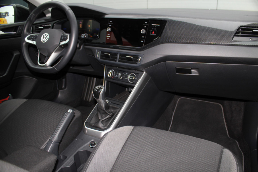 Volkswagen Taigo 1.0-96pk TSI Oranje Edition. Zeer nette en luxe hoogzitter, slechts 33.500km ! Airco, cruise cntrl adaptief, camera, pdc achter, trekhaak, LED verlichting, Apple Carplay/Android auto, bluetooth telefoonvoorb., digitaal dashboard etc.