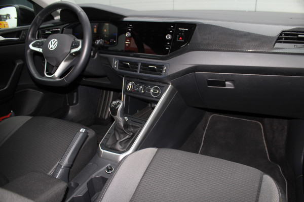 Volkswagen Taigo 1.0-96pk TSI Oranje Edition. Zeer nette en luxe hoogzitter, slechts 33.500km ! Airco, cruise cntrl adaptief, camera, pdc achter, trekhaak, LED verlichting, Apple Carplay/Android auto, bluetooth telefoonvoorb., digitaal dashboard etc.