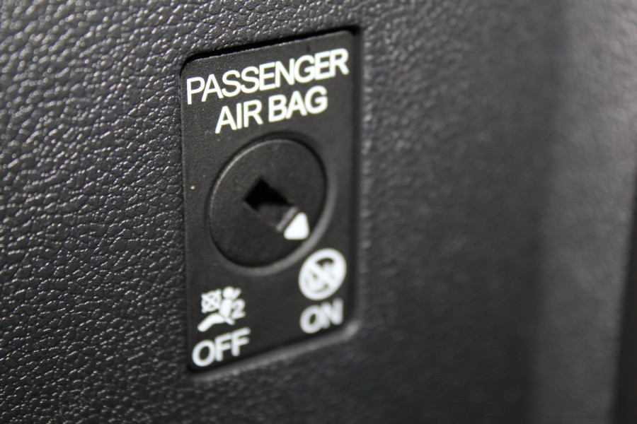 Volkswagen Taigo 1.0-96pk TSI Oranje Edition. Zeer nette en luxe hoogzitter, slechts 33.500km ! Airco, cruise cntrl adaptief, camera, pdc achter, trekhaak, LED verlichting, Apple Carplay/Android auto, bluetooth telefoonvoorb., digitaal dashboard etc.