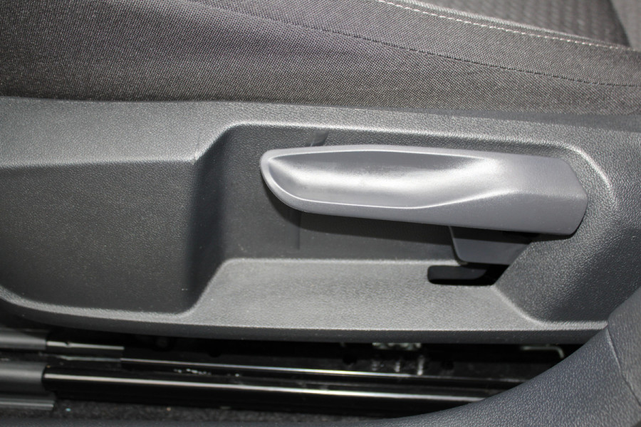 Volkswagen Taigo 1.0-96pk TSI Oranje Edition. Zeer nette en luxe hoogzitter, slechts 33.500km ! Airco, cruise cntrl adaptief, camera, pdc achter, trekhaak, LED verlichting, Apple Carplay/Android auto, bluetooth telefoonvoorb., digitaal dashboard etc.