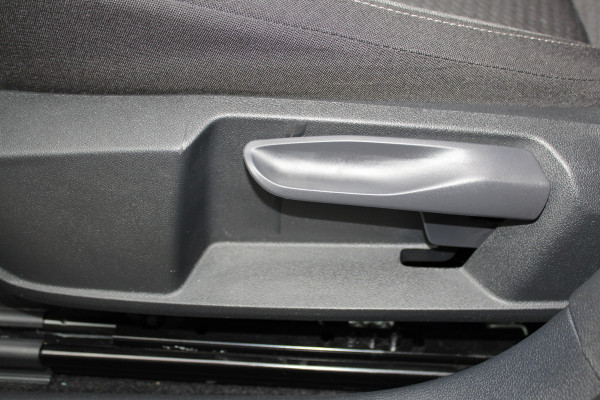 Volkswagen Taigo 1.0-96pk TSI Oranje Edition. Zeer nette en luxe hoogzitter, slechts 33.500km ! Airco, cruise cntrl adaptief, camera, pdc achter, trekhaak, LED verlichting, Apple Carplay/Android auto, bluetooth telefoonvoorb., digitaal dashboard etc.