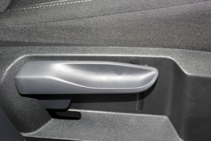 Volkswagen Taigo 1.0-96pk TSI Oranje Edition. Zeer nette en luxe hoogzitter, slechts 33.500km ! Airco, cruise cntrl adaptief, camera, pdc achter, trekhaak, LED verlichting, Apple Carplay/Android auto, bluetooth telefoonvoorb., digitaal dashboard etc.