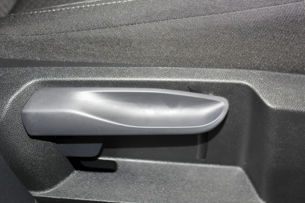 Volkswagen Taigo 1.0-96pk TSI Oranje Edition. Zeer nette en luxe hoogzitter, slechts 33.500km ! Airco, cruise cntrl adaptief, camera, pdc achter, trekhaak, LED verlichting, Apple Carplay/Android auto, bluetooth telefoonvoorb., digitaal dashboard etc.