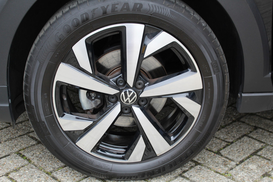 Volkswagen Taigo 1.0-96pk TSI Oranje Edition. Zeer nette en luxe hoogzitter, slechts 33.500km ! Airco, cruise cntrl adaptief, camera, pdc achter, trekhaak, LED verlichting, Apple Carplay/Android auto, bluetooth telefoonvoorb., digitaal dashboard etc.