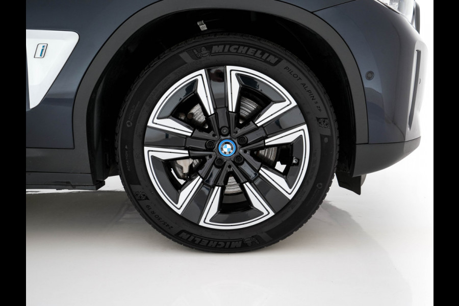 BMW iX3 High Executive 80 kWh [ 3-Fase -11kW] {SOH-98%} (INCL-BTW) Aut. *PANO | LEATHER | HARMAN/KARDON | FULL-LED | BLINDSPOT | MEMORY-PACK | DIGI-COCKPIT | HEATED-SPORTSEATS | KEYLESS | TOPVIEW | DAB+ | NAVI-FULLMAP | HEAD-UP | ...