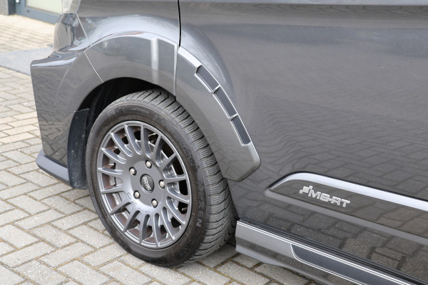 Ford Transit Custom 320 2.0 TDCI L2H1 MS-RT | ACC | BLIS | L+R Schuifdeur | SORTIMO | CarPlay | Navigatie | Camera | Stoelverwarming | 3-Zitter | PPF Folie | Lederen bekleding | Spoiler-pakket | Nieuwe APK