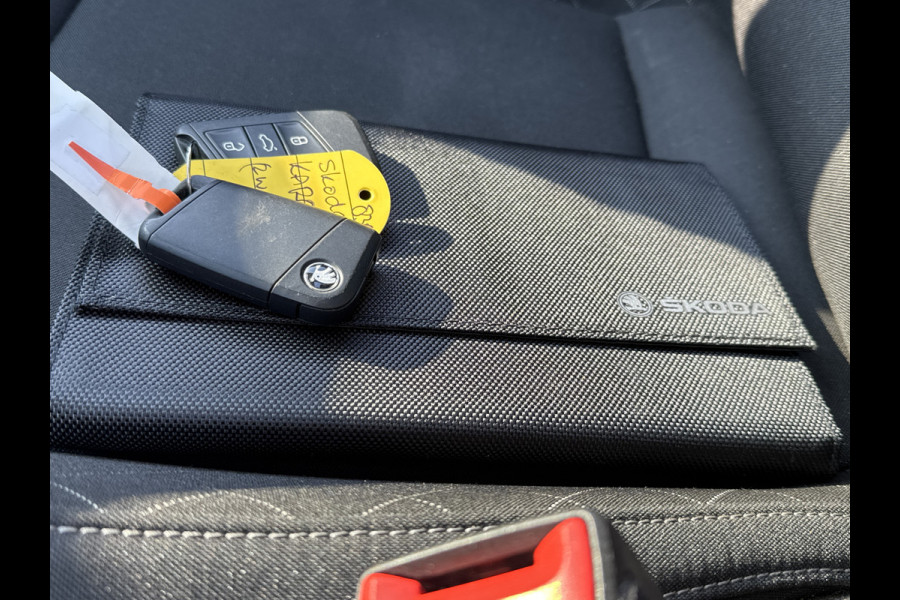 Škoda Karoq 1.5 TSI ACT 150PK DSG CLEVER CAMERA/NAVI/PANORAMADAK!