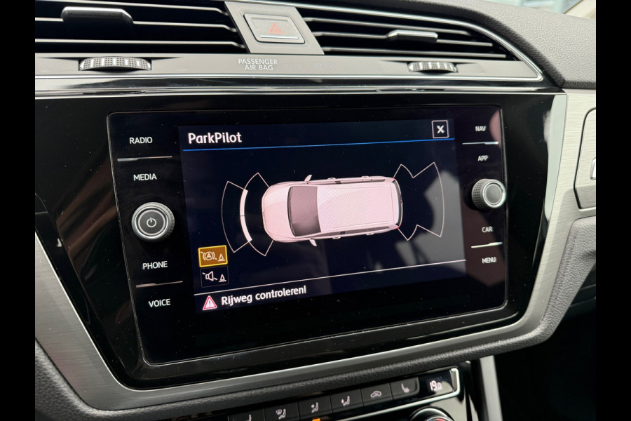 Volkswagen Touran 1.2 TSI Highline Edition R Line 7p - Navi - Trekhaak - LED