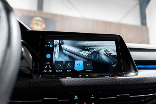 Volkswagen Golf 2.0 TSI R 4Motion PANO IQ CAMERA