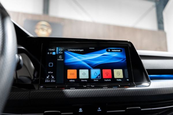 Volkswagen Golf 2.0 TSI R 4Motion PANO IQ CAMERA