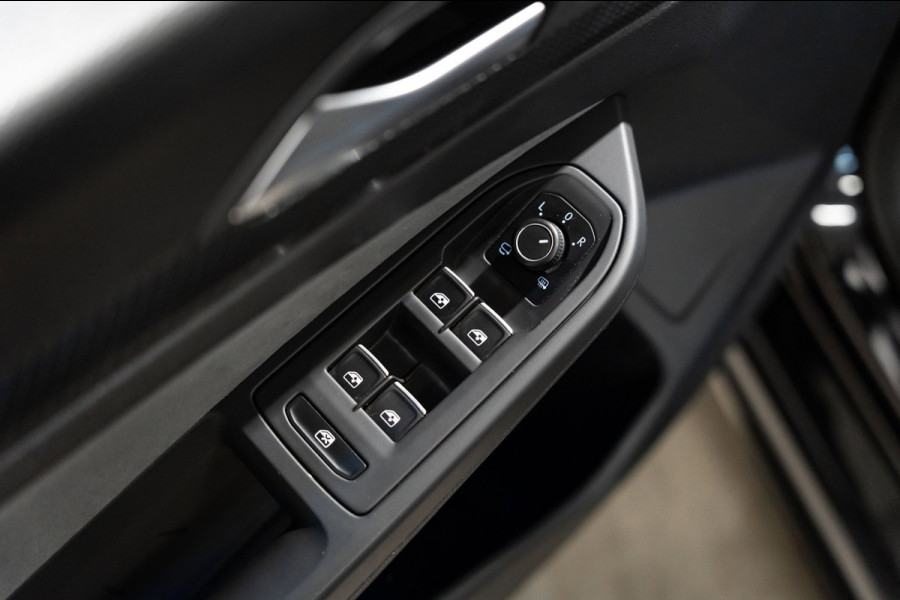 Volkswagen Golf 2.0 TSI R 4Motion PANO IQ CAMERA