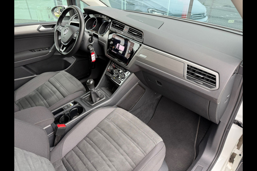 Volkswagen Touran 1.2 TSI Highline Edition R Line 7p - Navi - Trekhaak - LED