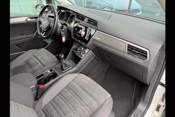 Volkswagen Touran 1.2 TSI Highline Edition R Line 7p - Navi - Trekhaak - LED